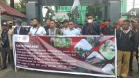 ORASI dan IKBAS melakukan aksi demontrasi dalam menyuarakan pendapat di muka umum, dalam aksi mereka di Halaman Kantor Gubernur dan Kantor DPRD Sumsel, Kamis, (13/04/2023)