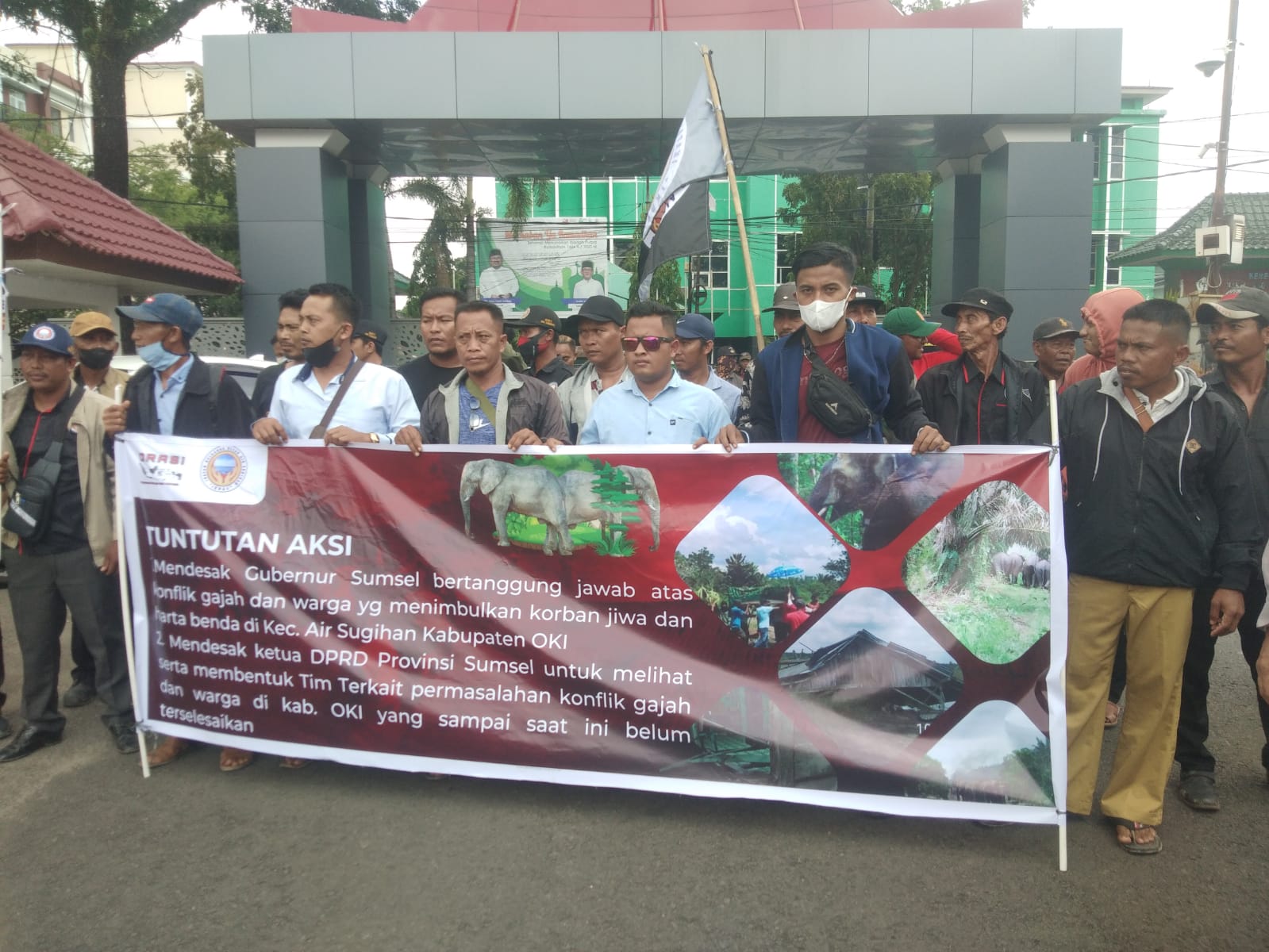 ORASI dan IKBAS melakukan aksi demontrasi dalam menyuarakan pendapat di muka umum, dalam aksi mereka di Halaman Kantor Gubernur dan Kantor DPRD Sumsel, Kamis, (13/04/2023)