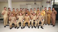 Pj Bupati Muba Apriyadi Mahmud berfoto bersama Kabag Pengadaan Barang dan Jasa (PBJ) Muba Erdiansyah dan staf