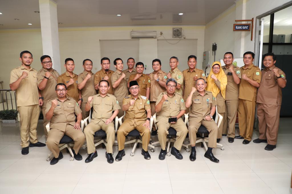 Pj Bupati Muba Apriyadi Mahmud berfoto bersama Kabag Pengadaan Barang dan Jasa (PBJ) Muba Erdiansyah dan staf