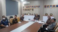 Kakanwil Ilham Djaya didampingi Kabid Pelayanan Hukum, Yenni, Kasubbid Kekayaan Intelektual, Yulkhaidir dan jajaran mengikuti Webinar Series Brand (H)ours dengan tema “Perjanjian Lisensi Kekayaan Intelektual”, Kamis (13/4)