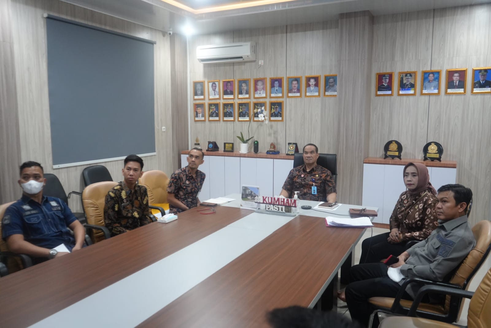 Kakanwil Ilham Djaya didampingi Kabid Pelayanan Hukum, Yenni, Kasubbid Kekayaan Intelektual, Yulkhaidir dan jajaran mengikuti Webinar Series Brand (H)ours dengan tema “Perjanjian Lisensi Kekayaan Intelektual”, Kamis (13/4)