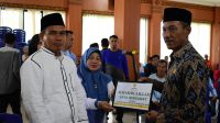 Sejumlah pejabat di lingkungan Pemkab OKI, ASN serta pegawai Perumda Bende Seguguk menunaikan zakat, infak dan sedakah melalui Baznas OKI