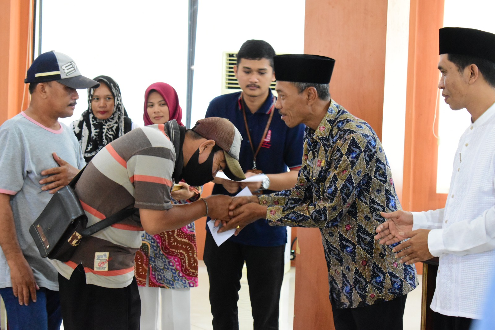 Sebanyak 264 orang petugas kebersihan dilingkungan Pemerintah Kabupaten Ogan Komering Ilir menerima zakat dari Badan Amil Zakat Nasional Kabupaten OKI