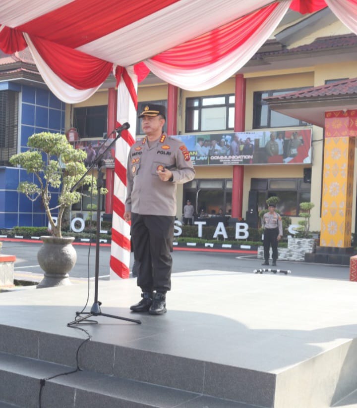 Kapolrestabes Palembang Kombes Pol Harryo Sugihhartono SIK MH saat memimpin apel pagi, Jumat (14/4/2023)