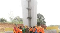 Jajaran staf Dinas Lingkungan Hidup Kabupaten Muba saat berfoto bersama di depan Tugu Kecamatan Keluang