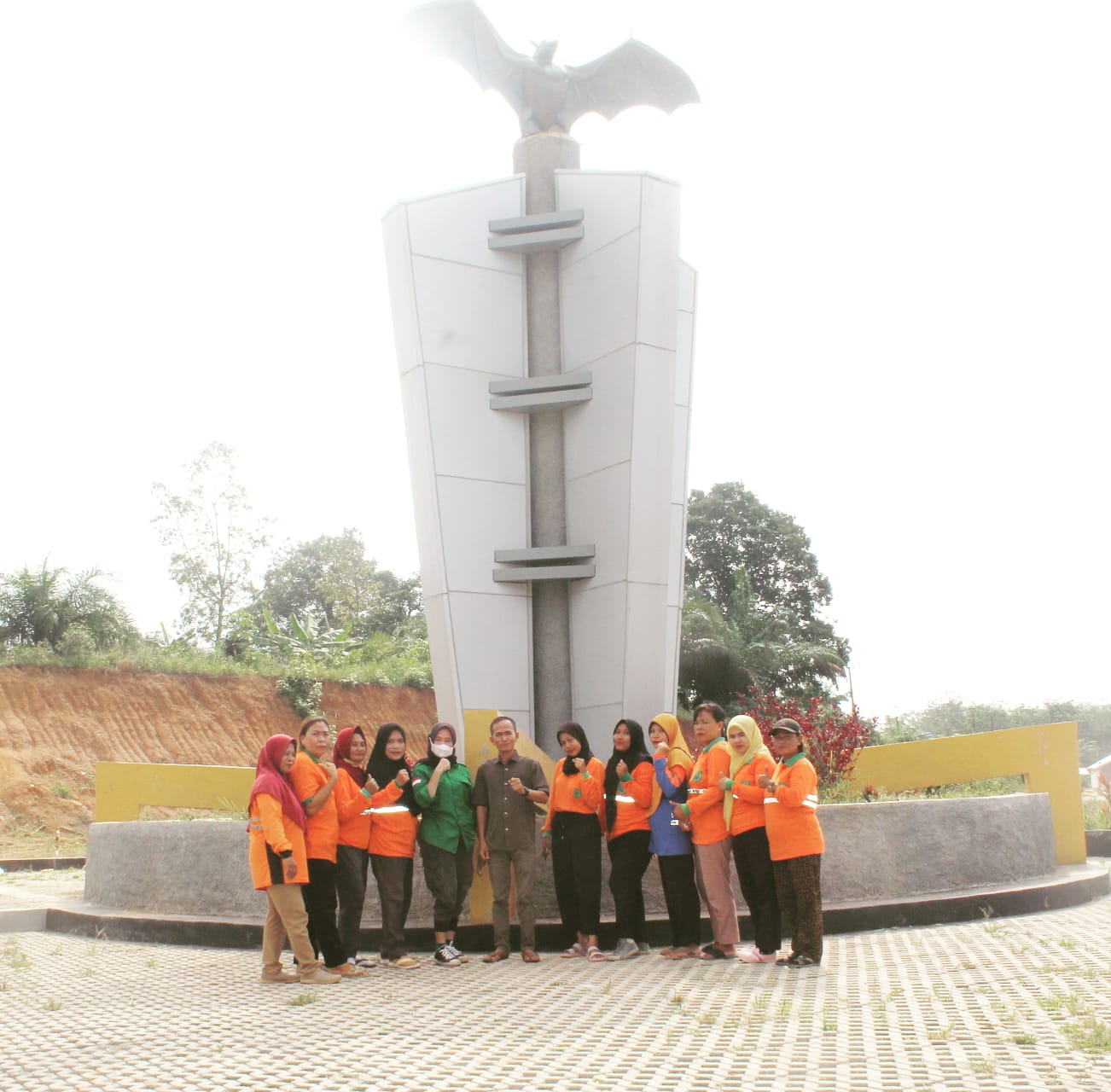 Jajaran staf Dinas Lingkungan Hidup Kabupaten Muba saat berfoto bersama di depan Tugu Kecamatan Keluang