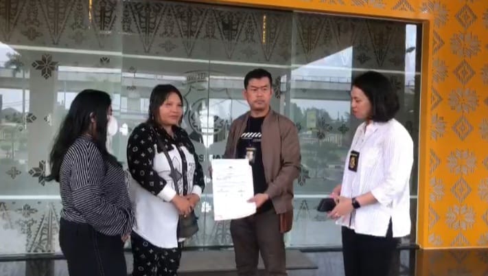 Kanit PPA Polrestabes Palembang, Ipda Cici Maretri Sianipar saat memberikan keterangan pers di depan wartawan