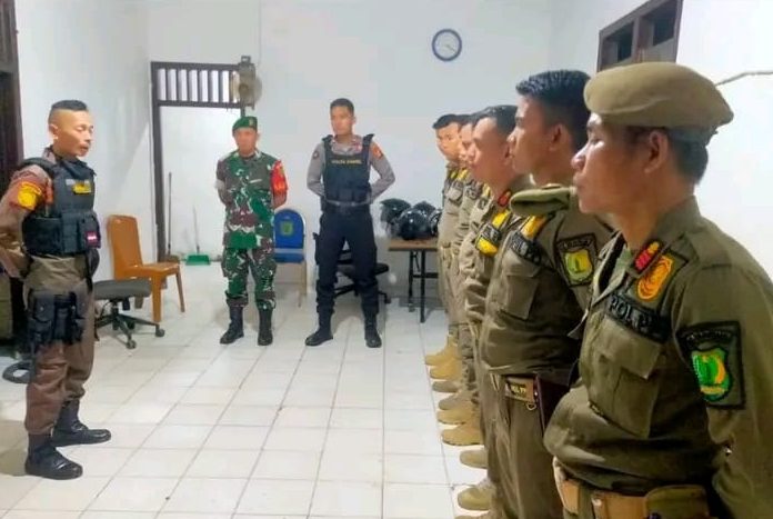 Satpol PP Muba bersama TNI Polri menggelar patroli gabungan untuk meminimalisir gangguan kamtibmas