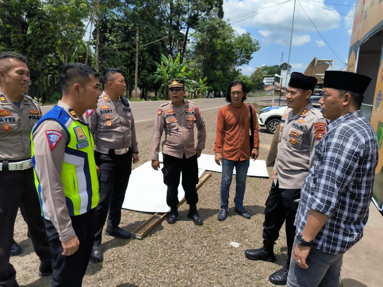 Kapolres Muba AKBP Siswandi didampingi Kasatlantas Polres Muba AKP Ricky Mozam melakukan pengecekan jalur jalan lintas tengah perbatasan Musi Banyuasin - Musi Rawas
