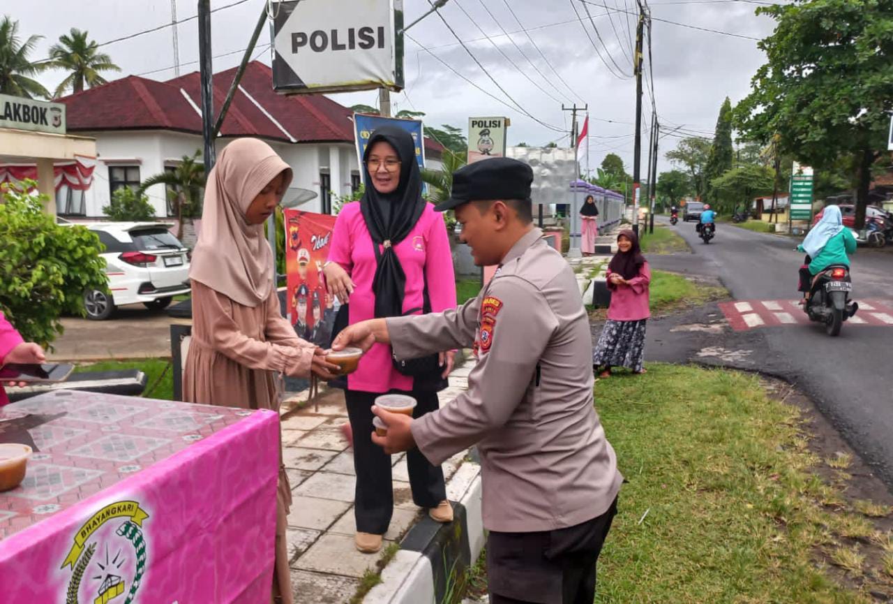 Kapolsek dan Ketua Bhayangkari Ranting Lakbok Bagikan Takjil ke Pengguna Jalan