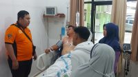 Nawawi (35), pedagang ayam di Pasar 10 Ulu saat mendapatkan perawatan medis di RS Muhammadiyah Palembang