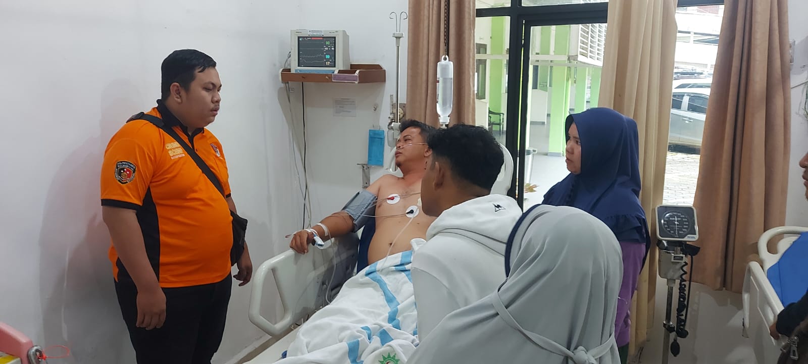 Nawawi (35), pedagang ayam di Pasar 10 Ulu saat mendapatkan perawatan medis di RS Muhammadiyah Palembang