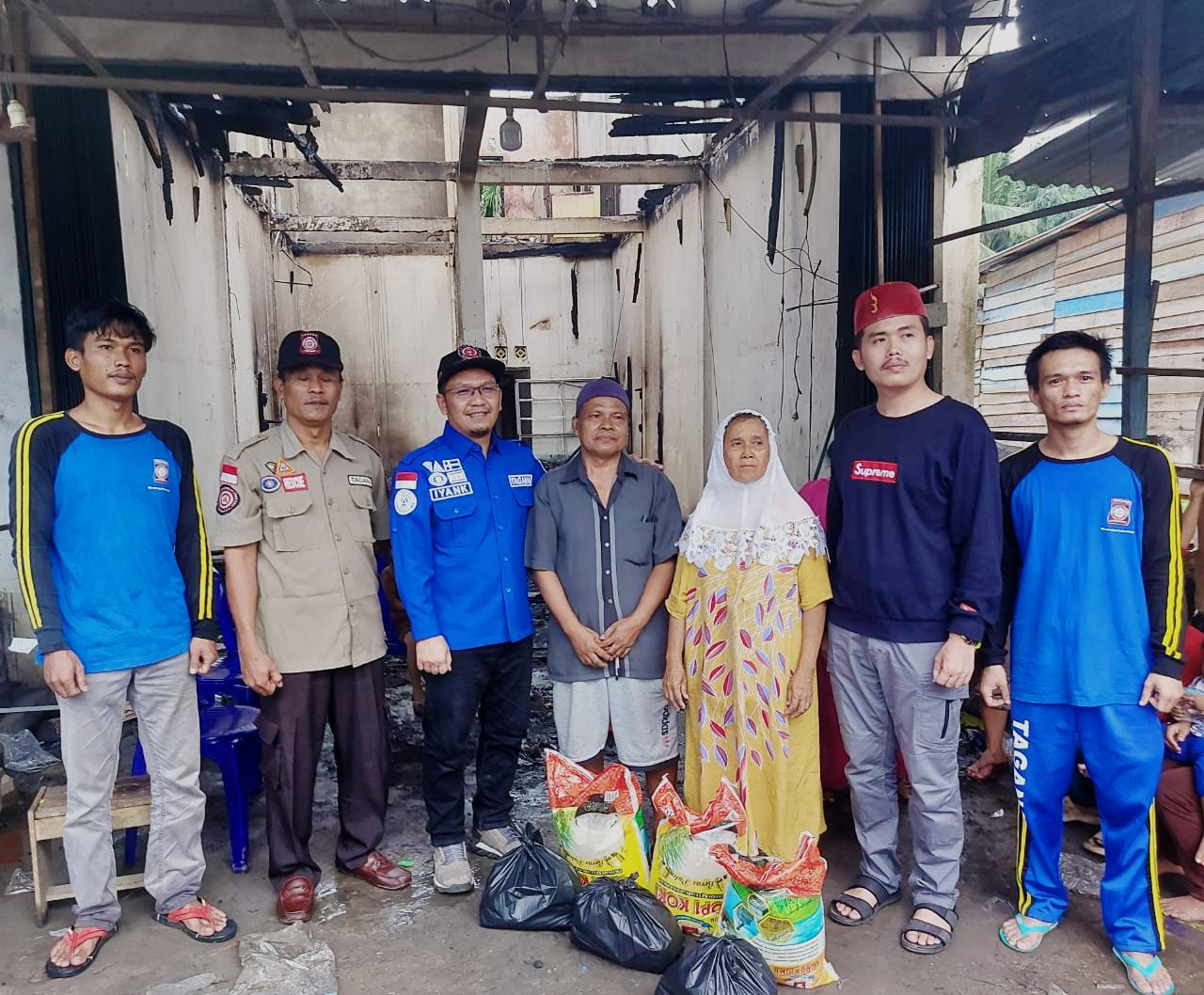 Pemkab Muba memberikan bantuan bagi korban terdampak kebakaran Desa Peninggalan Kecamatan Tungkal Jaya, Minggu (16/4/2023)