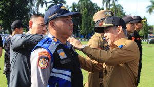 Bupati Ogan Komering Ilir (OKI) Iskandar SE memimpin apel gelar pasukan Operasi Ketupat Lebaran 2023,