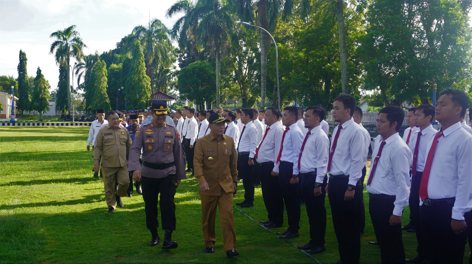Bupati Ogan Komering Ilir (OKI) Iskandar SE memimpin apel gelar pasukan Operasi Ketupat Lebaran 2023,