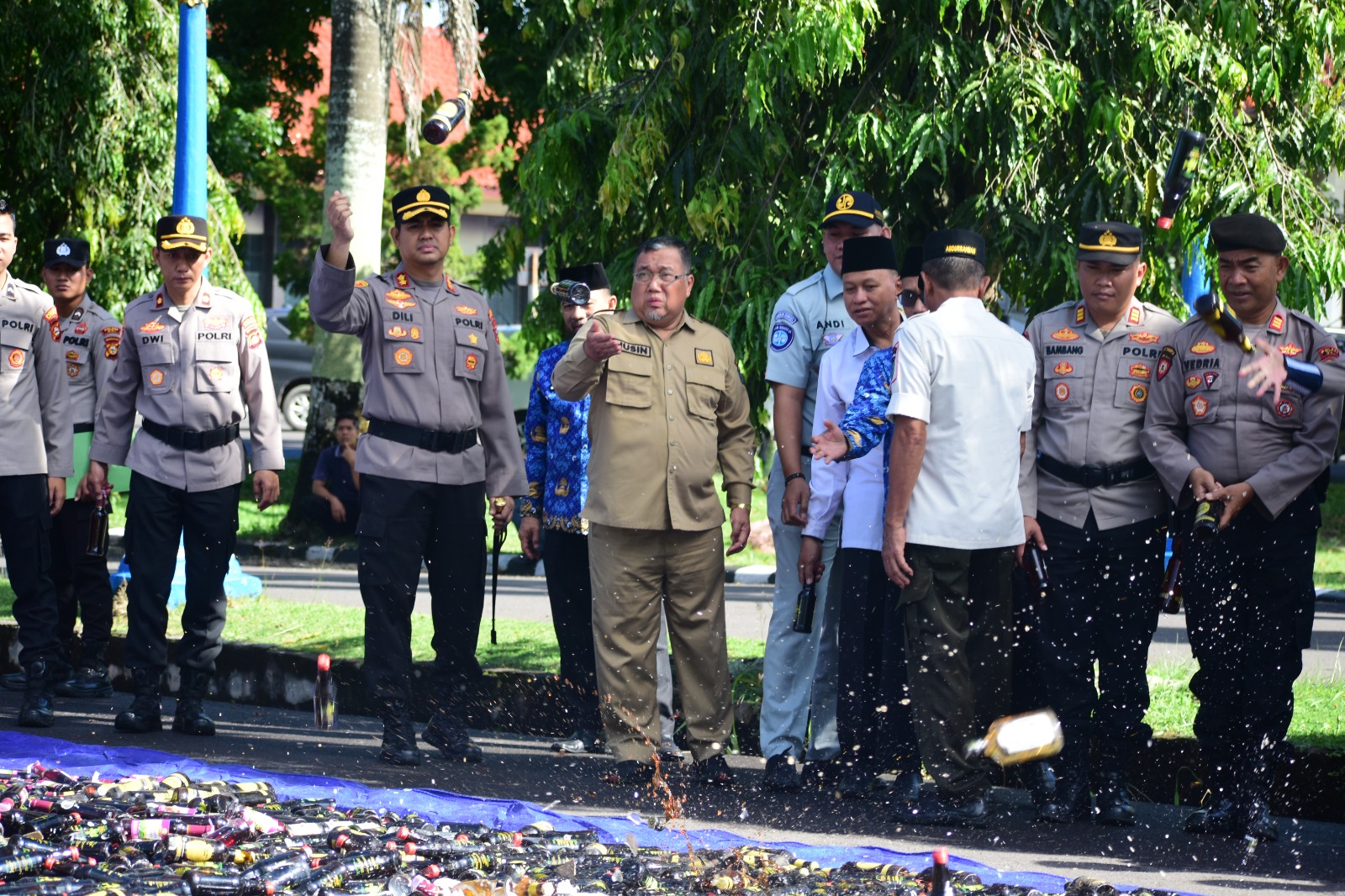Forum Koordinasi Pimpinan Daerah (Forkopimda) Kabupaten Ogan Komering Ilir bersama-sama melakukan pemusnahan minuman keras (miras) ilegal, petasan di Kantor Bupati OKI, Senin, (17/04/2023).