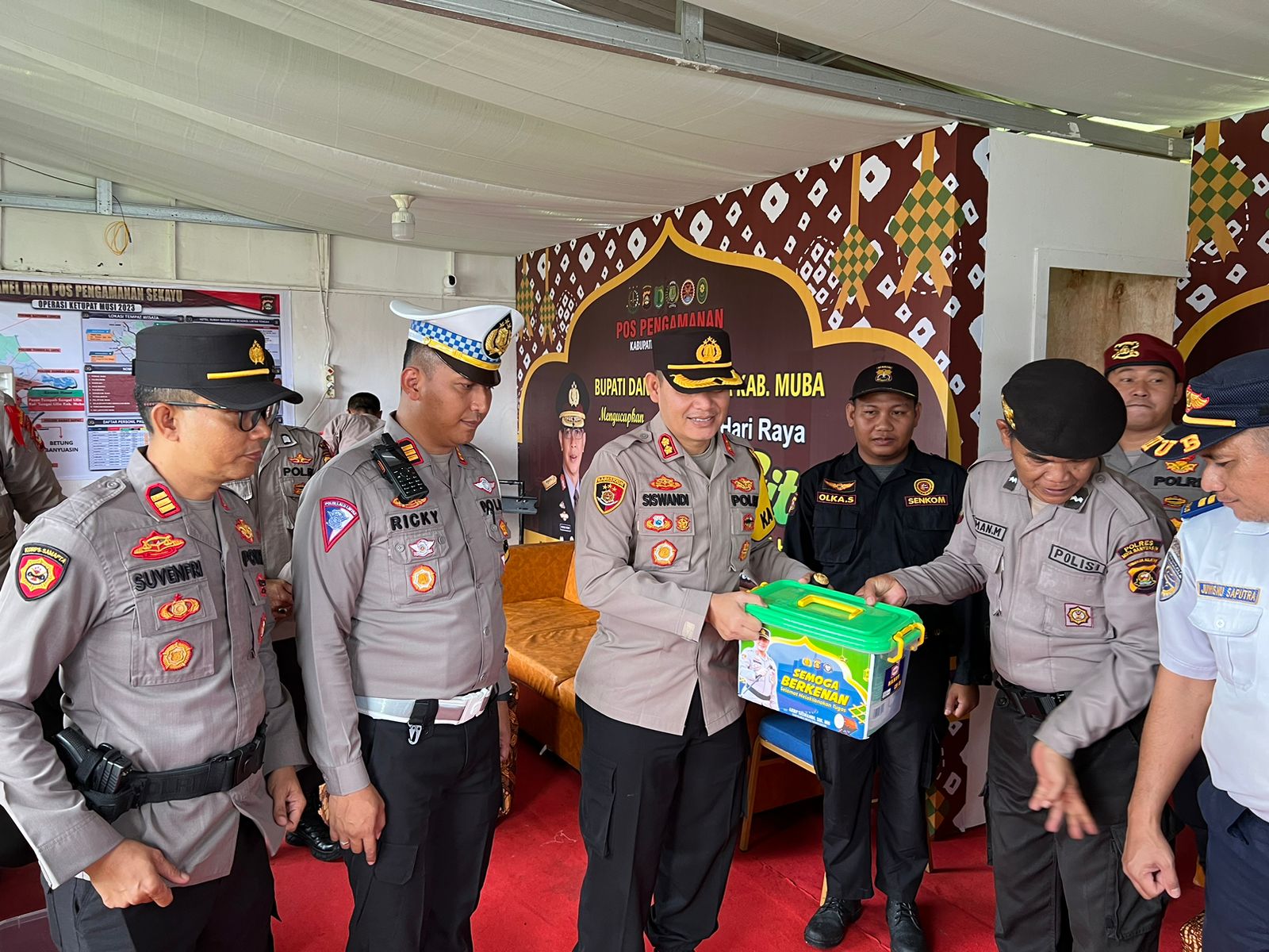 Kapolres Muba Akbp Siswandi Sik SH MH yang didampingi oleh Kasatlantas Akp. Ricky Mozam SH. MH turun langsung cek pos pengamanan dan pos pelayanan