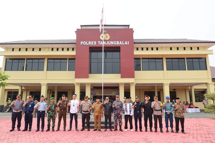 Wali Kota Tanjungbalai Waris Tholib memimpin Apel Gelar Pasukan Operasi 'KETUPAT TOBA-2023', Senin (17/4/2023)