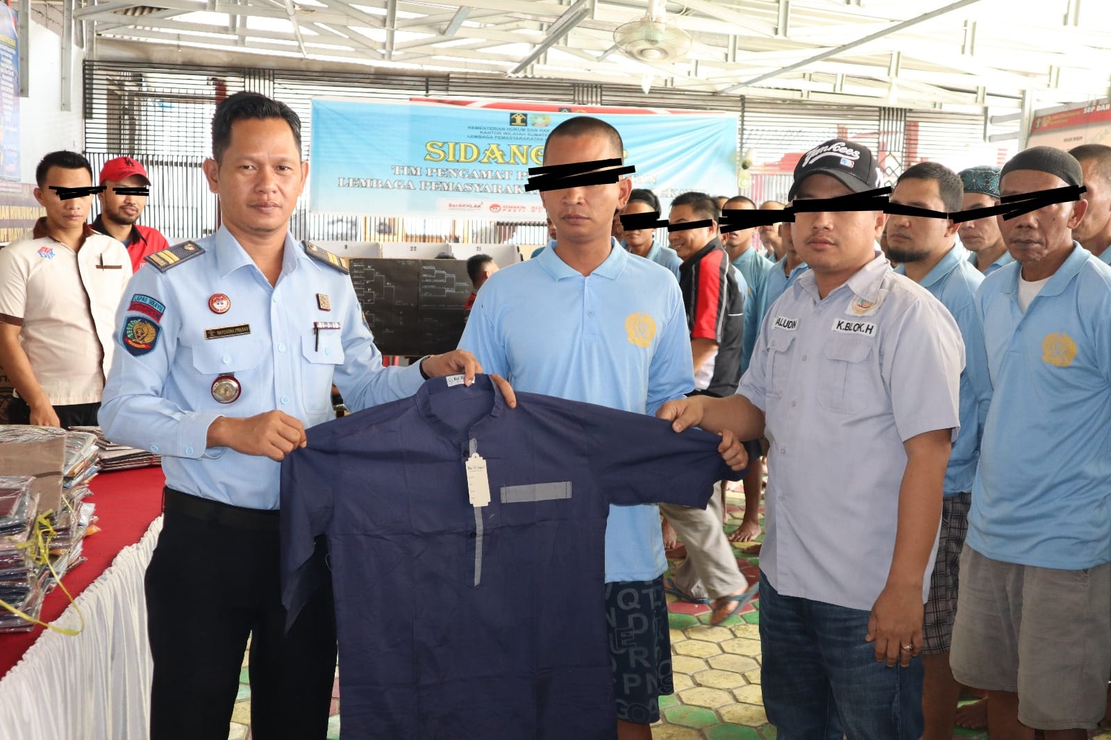 Lapas Sekayu membagikan 1.085 baju koko gratis ke Warga Binaan Pemasyarakatan (WBP), Rabu (19/04/2023)