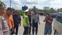 Kasat lantas Akp Ricky Mozam SH MH yang meninjau langsung kondisi arus lalu lintas dijalan lintas timur Kabupaten Musi Banyuasi