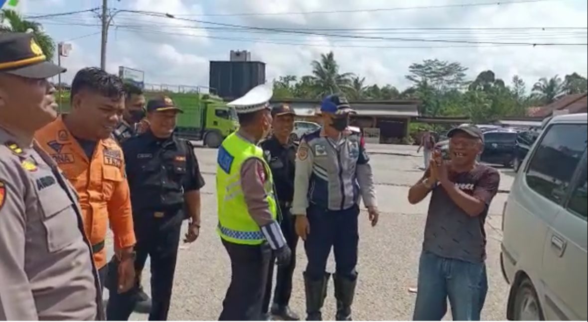 Kasat lantas Akp Ricky Mozam SH MH yang meninjau langsung kondisi arus lalu lintas dijalan lintas timur Kabupaten Musi Banyuasi