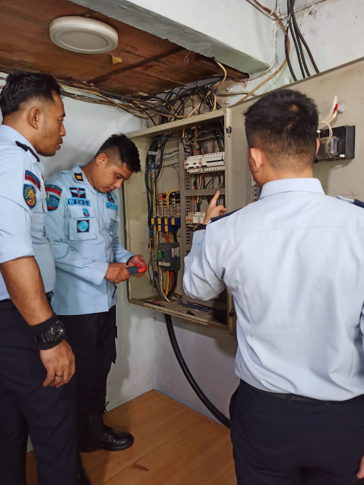 Kepala KPLP, Kasi Administasi Kamtib, Kasubsi Keamanan, didampingi petugas blok dan staf menyisiri setiap blok hunian juga seputaran brand gang hingga area luar lapas
