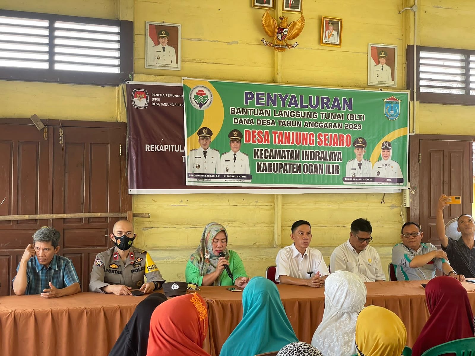 Penyerahan dan pengamanan Bantuan Langsung Tunai Dana Desa (BLT DD) tahun anggaran 2023 di Desa Tj. Sejaro Kec. Indralaya Kabupaten Ogan Ilir, Rabu (19/04/2023)
