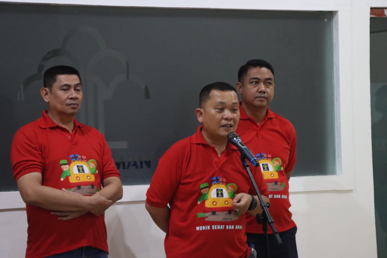 Kepala Divisi Administrasi Kanwil Kemenkumham Sumsel, Idris saat menyambut puluhan peserta mudik bareng tiba di Kanwil Kemenkumham Sumsel, Selasa (18/4)