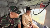 Pj Bupati Musi Banyuasin APpriyadi saat pemantauan melalui udara mengendarai helikopter untuk memastikan jalur mudik aman, lancar terkendali