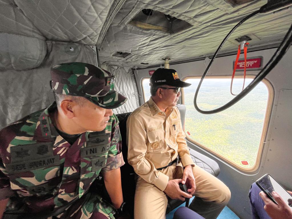 Pj Bupati Musi Banyuasin APpriyadi saat pemantauan melalui udara mengendarai helikopter untuk memastikan jalur mudik aman, lancar terkendali