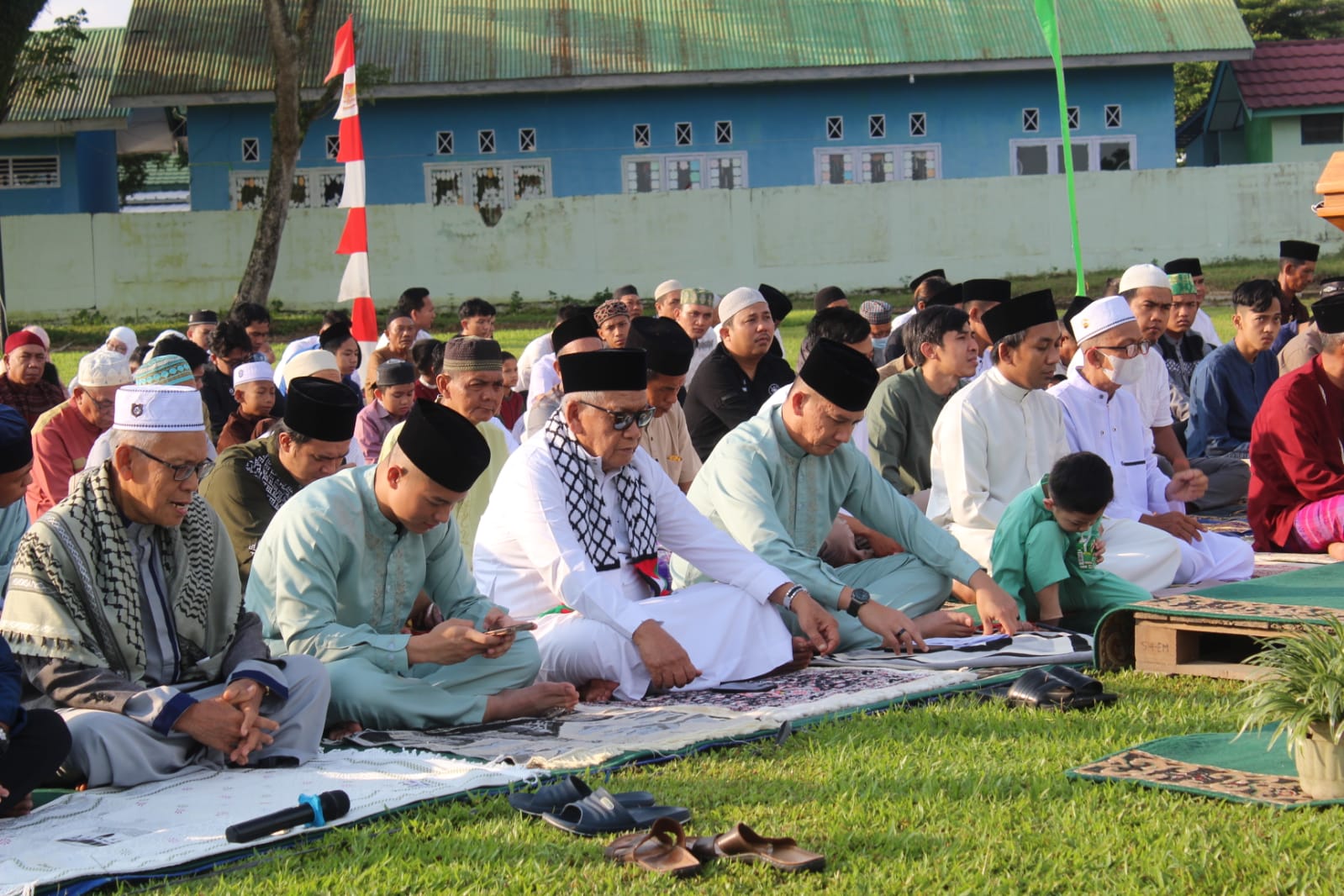 Dandim 0402/OKI Letkol Inf Hendra Saputra dan Ketua Persit KCK Cabang XXXVII Dim 0402 Diah Hendra bersama anggota dan masyarakat melaksanakan Sholat Idulfitri 1444 Hijriah bersama di lapangan Makodim 0402/OKI, Sabtu, (22/04/2023)