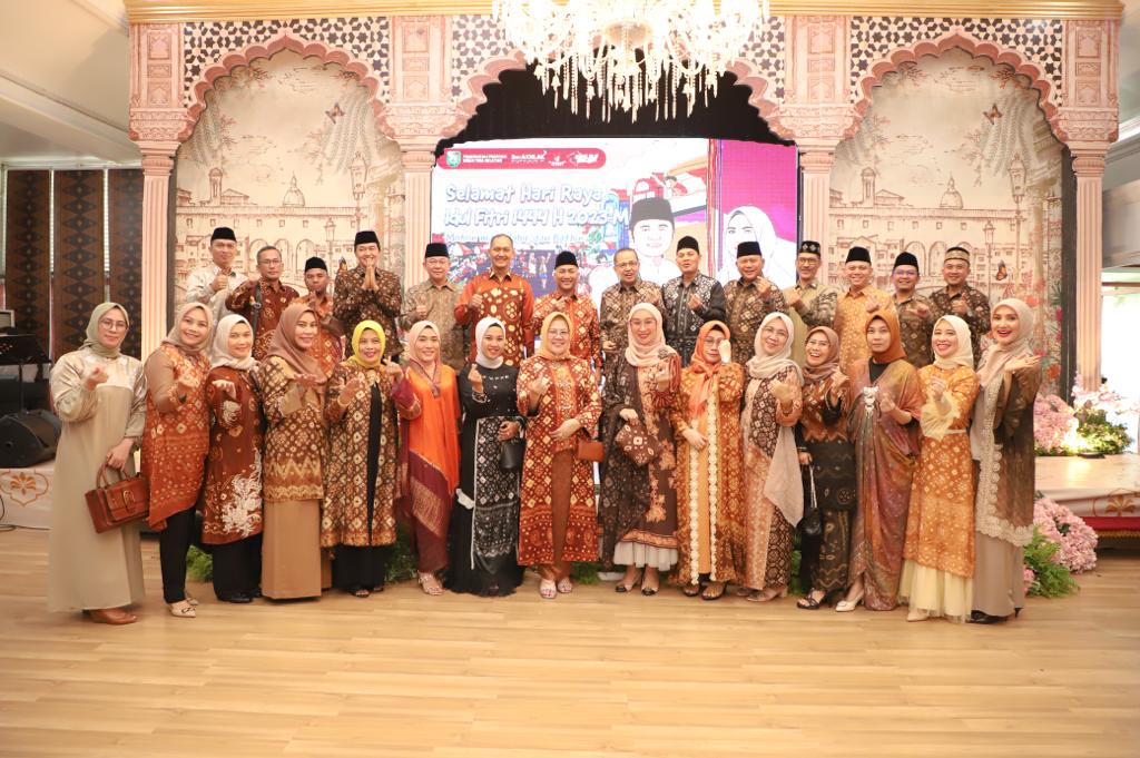 Pj Bupati Muba Apriyadi Mahmud beserta istri Asna Aini Apriyadi, Forkopimda dan Kepala OPD Pemkab Muba berfoto bersama, Minggu (23/4/2023)