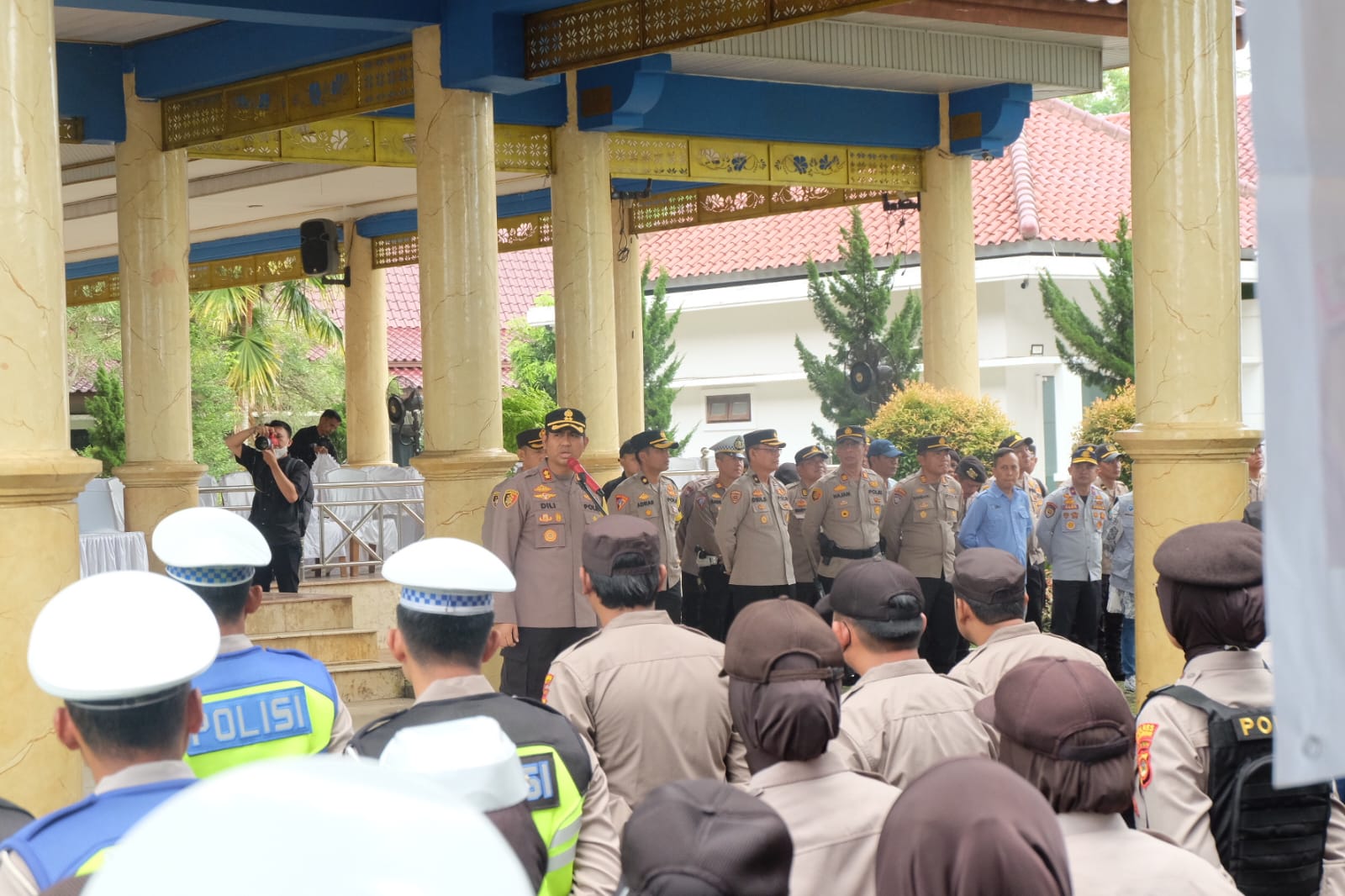 apolres OKI, AKBP. Dili Yanto SIK SH MH saat memimpin apel pagi, Senin (24/4/2023)