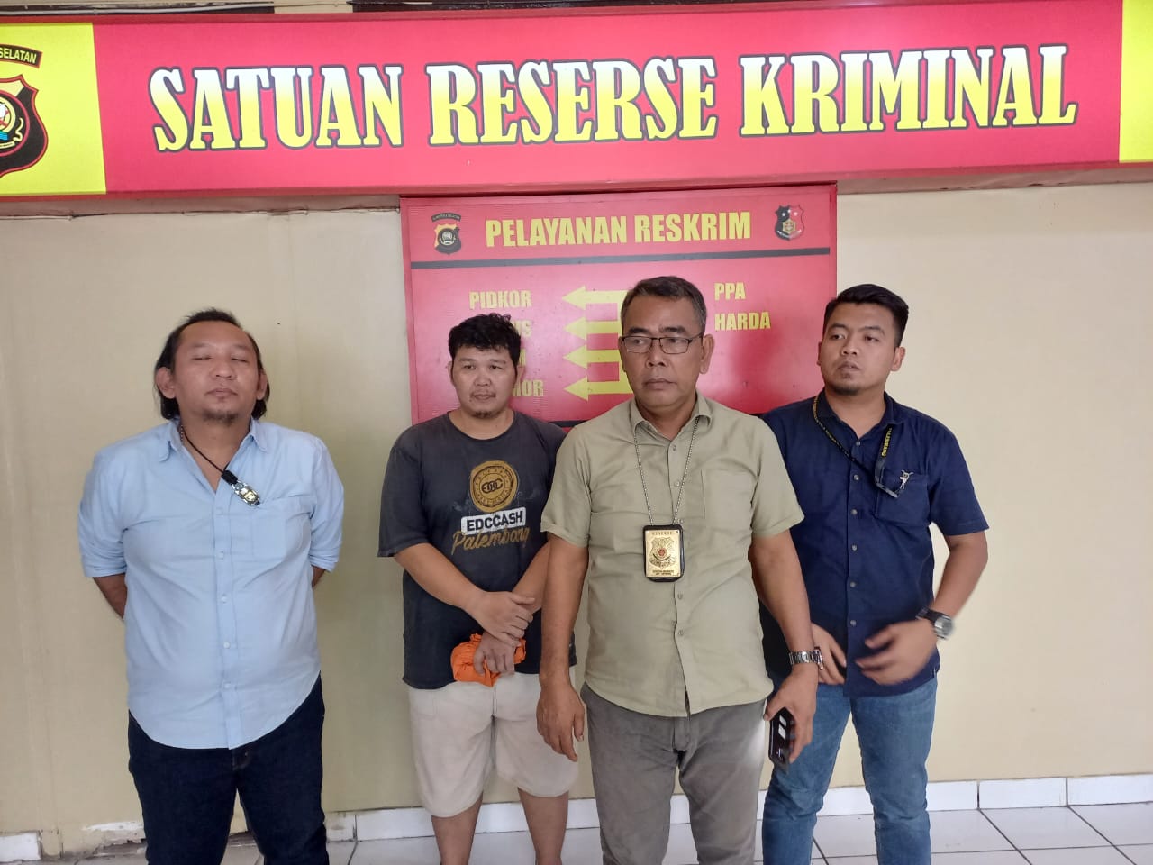 Polrestabes Palembang menggelar konferensi pers perampokan di Jalan Maritim Lorong Jambu Kelurahan Lebong