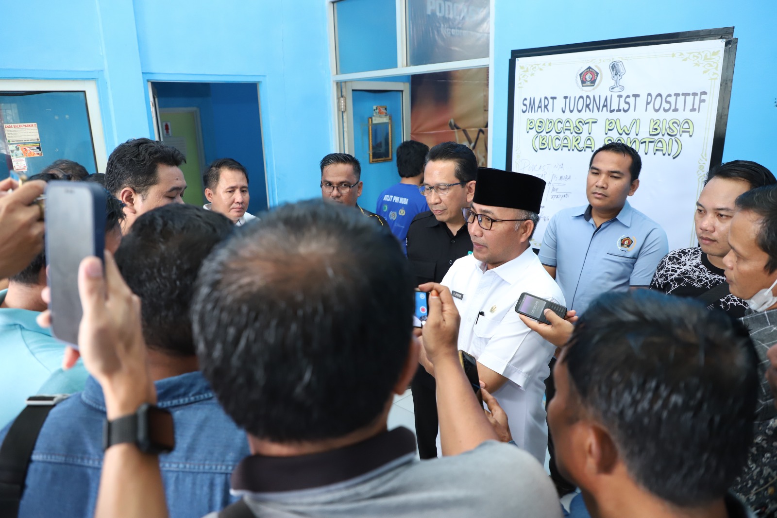 Pj Bupati Muba Apriyadi Mahmud saat memberi keterangan pers di depan wartawan