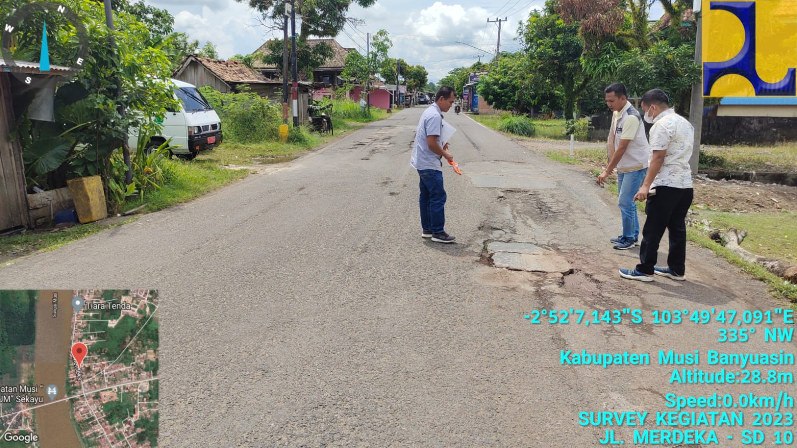 Tim teknis PUPR Musi Banyuasin saat mengecek jalan rusak di kecamatan Sekayu