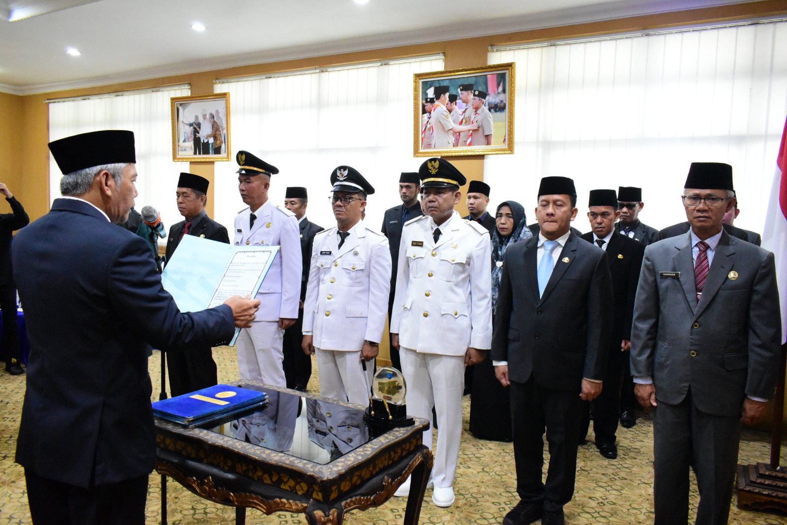 Bupati Ogan Komering Ilir H Iskandar, SE melantik dan mengambil sumpah jabatan belasan pejabat di lingkungan Pemerintah Kabupaten Ogan Komering Ilir (Pemkab OKI) pada Jumat, (28/04/2023)