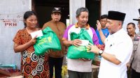 Pj Bupati Musi Banyuasin Serahkan Bantuan Kepada Korban Longsor di Desa Terusan