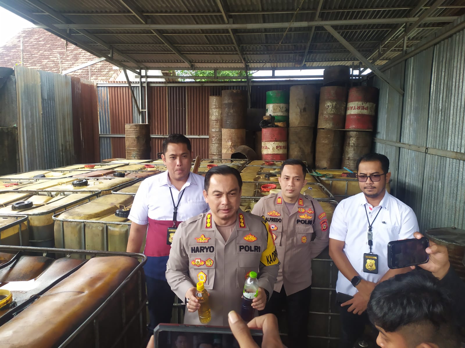 Kasat Reskrim AKBP Haris Dinzah dan Kapolsek Kertapati AKP Alfredo Hidayat saat memberikan keterangan pers di depan wartawan