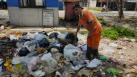 Dinas Lingkungan Hidup Kabupaten Musi Banyuasin melakukan pembersihan dan pengangkutan sampah yang menumpuk di seputar Terminal Randik Sekayu