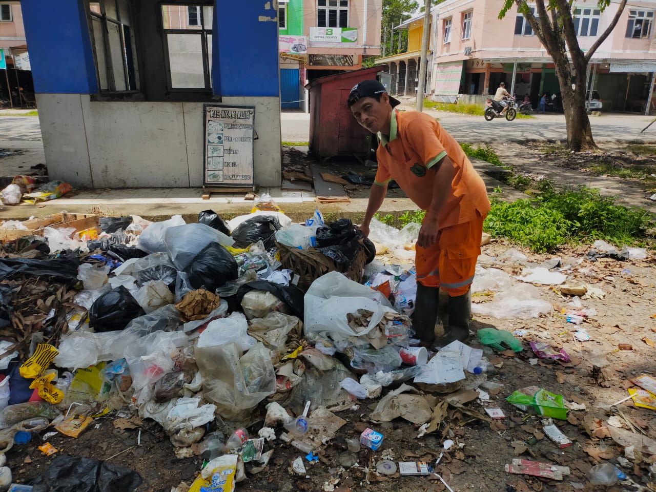 Dinas Lingkungan Hidup Kabupaten Musi Banyuasin melakukan pembersihan dan pengangkutan sampah yang menumpuk di seputar Terminal Randik Sekayu