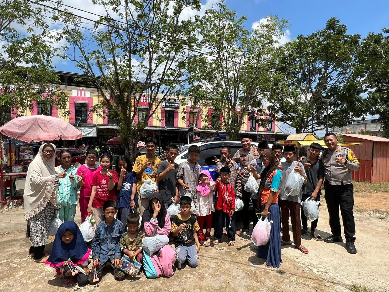 Kapolres Muba Akbp Siswandi Sik SH MH mengajak anak-anak panti Asuhan El-nuza berbeanja baju lebaran
