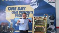Petugas Lapas Sekayu memborong produk hasil keterampilan narapidana atau Warga Binaan Pemasyarakatan (WBP).