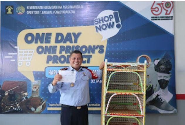 Petugas Lapas Sekayu memborong produk hasil keterampilan narapidana atau Warga Binaan Pemasyarakatan (WBP).