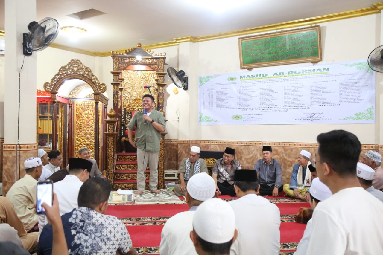 Warga 14 Ilir Antusias Sambut Kehadiran Herman Deru Safari Jumat di Masjid Ar-Rohman (Dok. Humas Pemprov Sumsel)