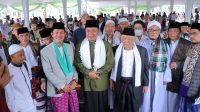 Bersama Ribuan Umat Muslim, Herman Deru dan Keluarga Salat Ied Berjemaah di Masjid Agung Palembang (Dok. Humas Pemprov Sumsel)