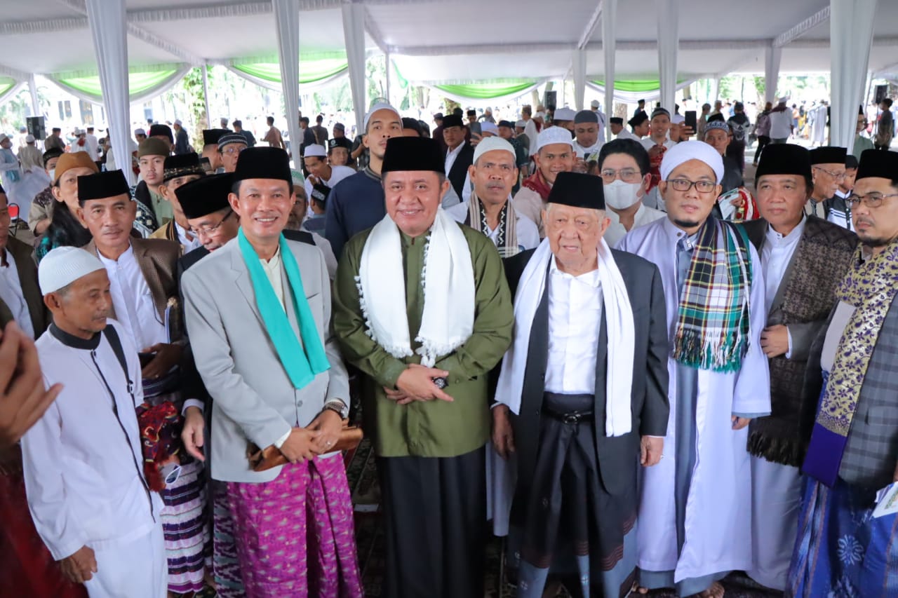 Bersama Ribuan Umat Muslim, Herman Deru dan Keluarga Salat Ied Berjemaah di Masjid Agung Palembang (Dok. Humas Pemprov Sumsel)