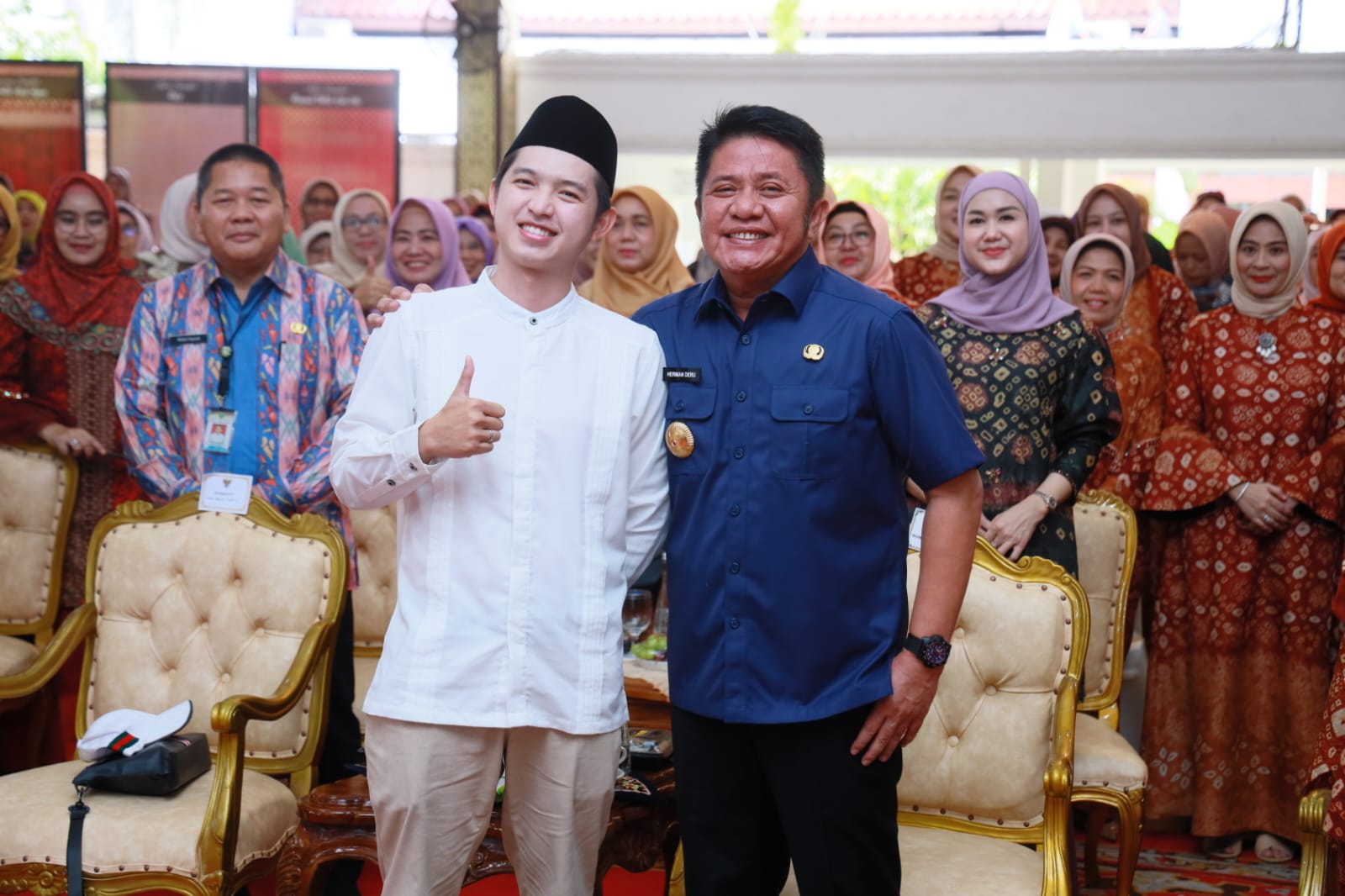 Gubernur Herman Deru berfoto bersama Dennis Lim saat hadiri Halal Bi Halal bersama Dharma Wanita Persatuan (DWP) dan TP. PKK Provinsi Sumsel (Dok. Humas Pemprov Sumsel)