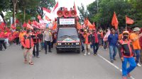 Ribuan massa saat long march menuju DPRD Sumsel, Senin (1/5/2023)